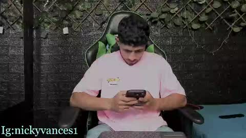 Snapshot of nicky_vance chatting on 10/25/25, 09:42 nicky online show from 10/25/25, 09:42