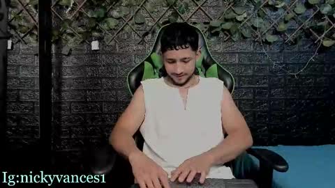 Snapshot of nicky_vance chatting on 10/26/25, 09:10 nicky online show from 10/26/25, 09:10