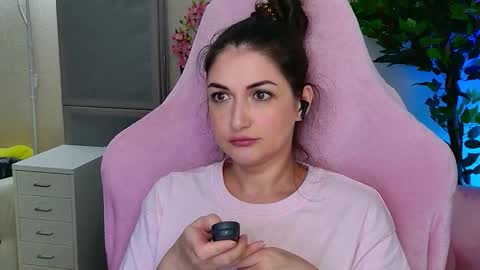 Snapshot of nicol_angel888 chatting on 09/18/25, 11:29 Nicole Online at about after 1000  6  UK time or 900  - 500  UK time it approximate time interval online show from 09/18/25, 11:29