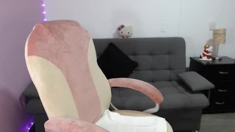 Snapshot of nicol_storm chatting on 12/04/25, 10:51 nicole Storm online show from 12/04/25, 10:51