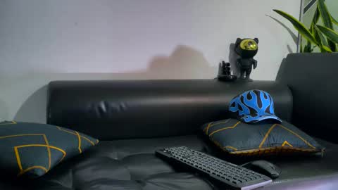 Snapshot of nicolas_veiny chatting on 11/02/25, 12:57 Nicolas online show from 11/02/25, 12:57