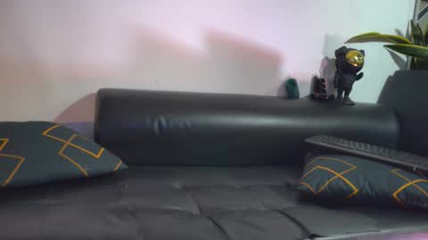 Nicolas online show from 12/17/25, 02:17