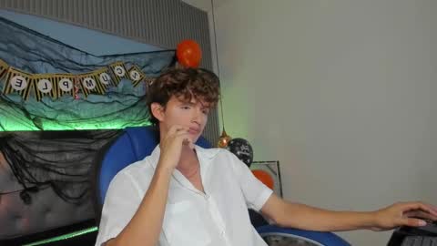 nicolasferrer18 online show from 10/31/25, 05:14