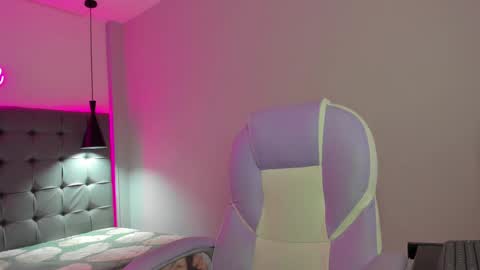 nicolasferrer18 online show from 11/02/25, 07:27