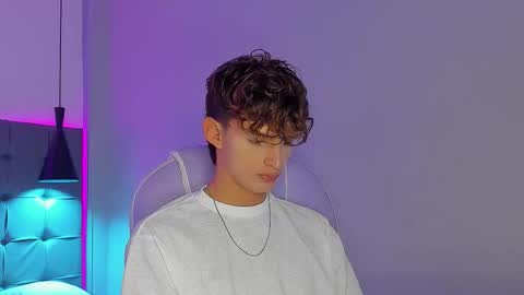 nicolasferrer18 online show from 12/04/25, 07:44