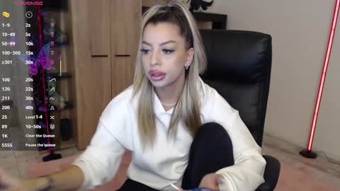 Snapshot of nicole___19 chatting on 12/18/25, 07:20 Nico online show from 12/18/25, 07:20