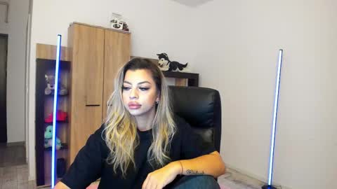 Snapshot of nicole___19 chatting on 01/11/26, 06:02 Nico online show from 01/11/26, 06:02