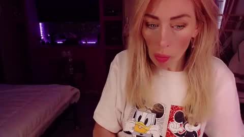 Snapshot of nicole_g0ld_ chatting on 10/28/25, 10:19 Nicole online show from 10/28/25, 10:19