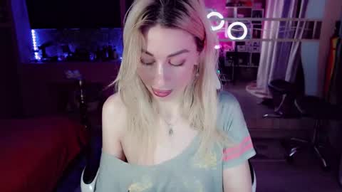 Snapshot of nicole_g0ld_ chatting on 12/13/25, 11:54 Nicole online show from 12/13/25, 11:54