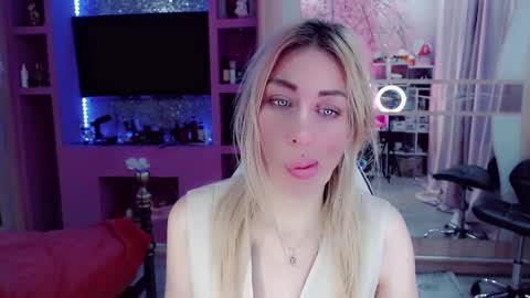 Snapshot of nicole_g0ld_ chatting on 12/15/25, 02:16 Nicole online show from 12/15/25, 02:16