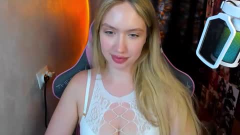 Snapshot of nicole_ricci_ chatting on 10/20/25, 06:30 Nicole online show from 10/20/25, 06:30