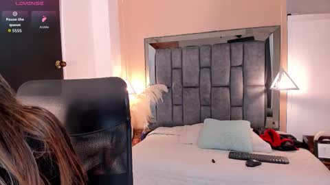 Snapshot of nicole_whitee chatting on 09/20/25, 07:37 N A T A L I A online show from 09/20/25, 07:37