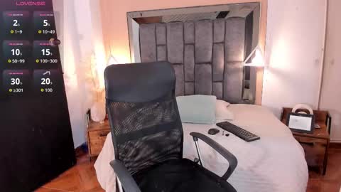 Snapshot of nicole_whitee chatting on 09/22/25, 08:00 N A T A L I A online show from 09/22/25, 08:00