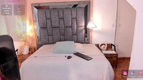 Snapshot of nicole_whitee chatting on 09/23/25, 08:01 N A T A L I A online show from 09/23/25, 08:01