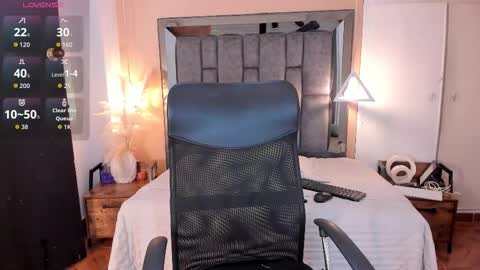 Snapshot of nicole_whitee chatting on 09/24/25, 08:01 N A T A L I A online show from 09/24/25, 08:01