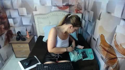 nicolee millerr online show from 02/01/25, 12:26