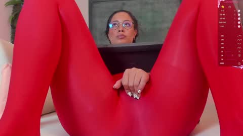 Nicol Flores  GMT-5 1530-2200  online show from 01/19/25, 01:12