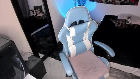 Nicol independent model online show from 02/01/25, 10:13