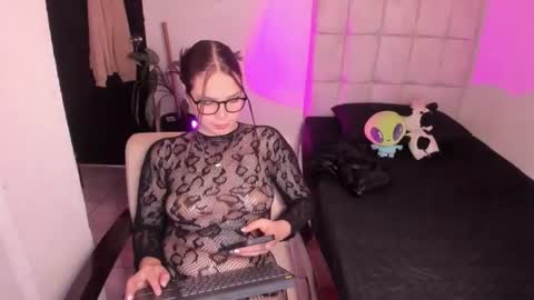 Snapshot of nicolepeachx chatting on 02/15/26, 09:33 Nicol independent model online show from 02/15/26, 09:33