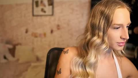 nicolette__shea_ online show from 10/28/25, 08:29