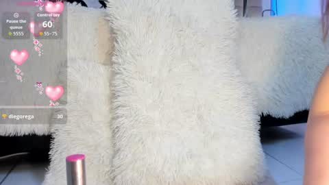 Snapshot of nicolle_foxy chatting on 06/18/26, 04:44 Nicolle online show from 06/18/26, 04:44