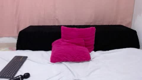 Snapshot of nicolle_gomes chatting on 10/08/25, 10:18 nicolle gomes online show from 10/08/25, 10:18