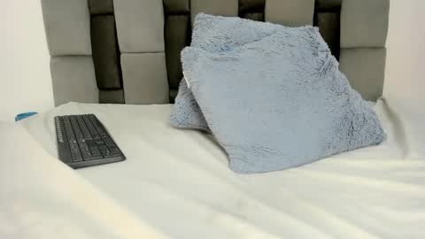 nicolle_smithh_ online show from 05/11/26, 04:04