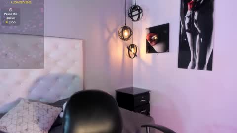 Nicolle online show from 12/05/25, 02:25