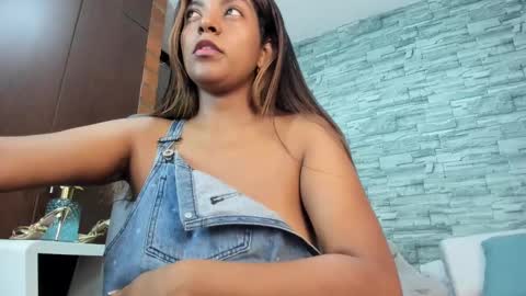 nicollesofia3 online show from 03/08/25, 12:11