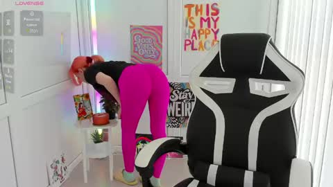 Snapshot of nightleaf_ chatting on 05/04/26, 12:45 Bestie online show from 05/04/26, 12:45