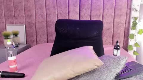 Nicolle  online show from 11/19/25, 08:09