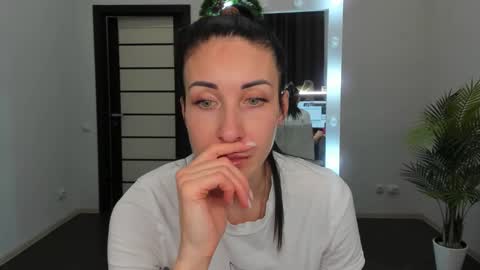 Snapshot of nikamiles chatting on 12/07/24, 03:52 Nika online show from 12/07/24, 03:52