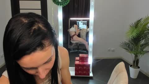 Snapshot of nikamiles chatting on 12/13/24, 08:04 Nika online show from 12/13/24, 08:04