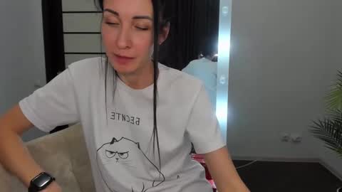 Snapshot of nikamiles chatting on 12/20/24, 06:13 Nika online show from 12/20/24, 06:13