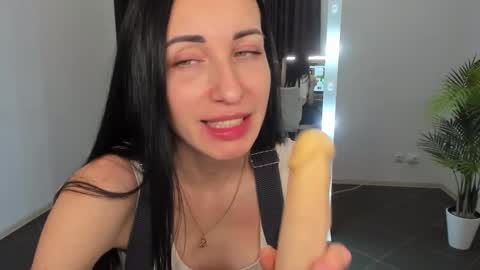 Snapshot of nikamiles chatting on 12/23/24, 08:03 Nika online show from 12/23/24, 08:03