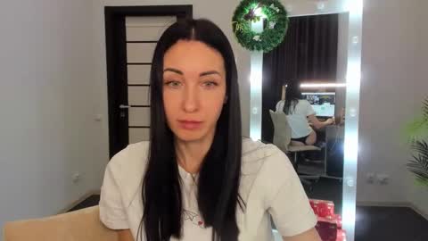 Snapshot of nikamiles chatting on 12/27/24, 09:39 Nika online show from 12/27/24, 09:39