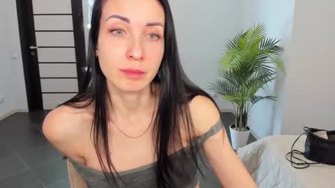 Snapshot of nikamiles chatting on 01/25/25, 08:42 Nika online show from 01/25/25, 08:42