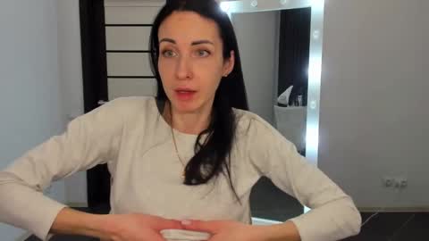 Snapshot of nikamiles chatting on 01/26/25, 06:37 Nika online show from 01/26/25, 06:37