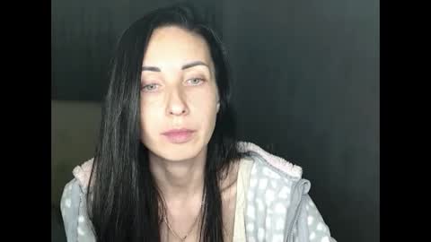 Snapshot of nikamiles chatting on 10/18/25, 08:20 Nika online show from 10/18/25, 08:20