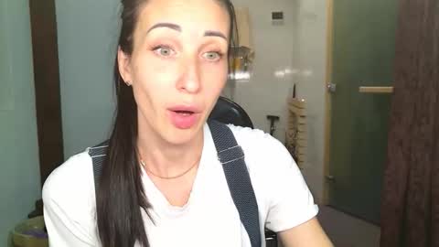 Snapshot of nikamiles chatting on 11/03/25, 07:48 Nika online show from 11/03/25, 07:48