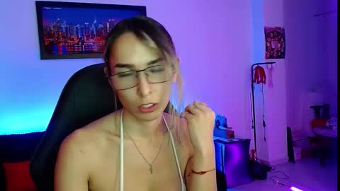 Snapshot of niki_1998 chatting on 10/15/25, 01:39 Natalia online show from 10/15/25, 01:39