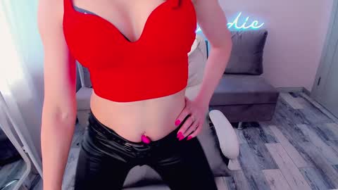 nikki_blondiee online show from 02/06/25, 05:46