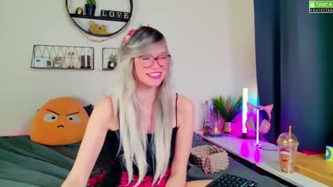 Snapshot of nikki_goldberg chatting on 01/11/25, 10:40 Kitty Chatte online show from 01/11/25, 10:40