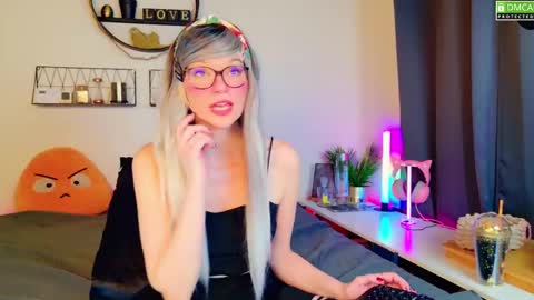 Snapshot of nikki_goldberg chatting on 02/01/25, 08:29 Kitty Chatte online show from 02/01/25, 08:29