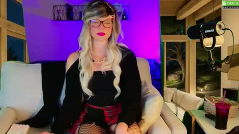 Snapshot of nikki_goldberg chatting on 09/11/25, 08:09 Kitty Chatte online show from 09/11/25, 08:09