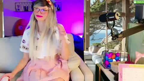 Snapshot of nikki_goldberg chatting on 10/05/25, 09:29 Kitty Chatte online show from 10/05/25, 09:29