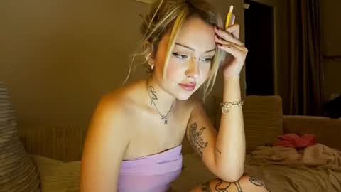 Snapshot of nikki_whatever chatting on 12/24/24, 06:17 nicolette online show from 12/24/24, 06:17