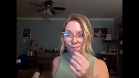 nikkib653466 online show from 03/31/26, 11:27