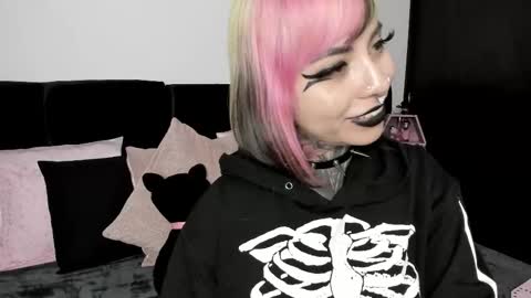 Nikki Ramone   online show from 02/12/25, 12:55