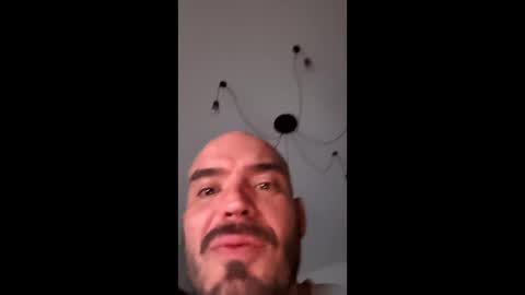 Snapshot of niko1112 chatting on 11/30/25, 11:31 neighbours online show from 11/30/25, 11:31